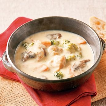 Easy Microwave-cooked Cream Stew with Colorful Vegetables and Chicken